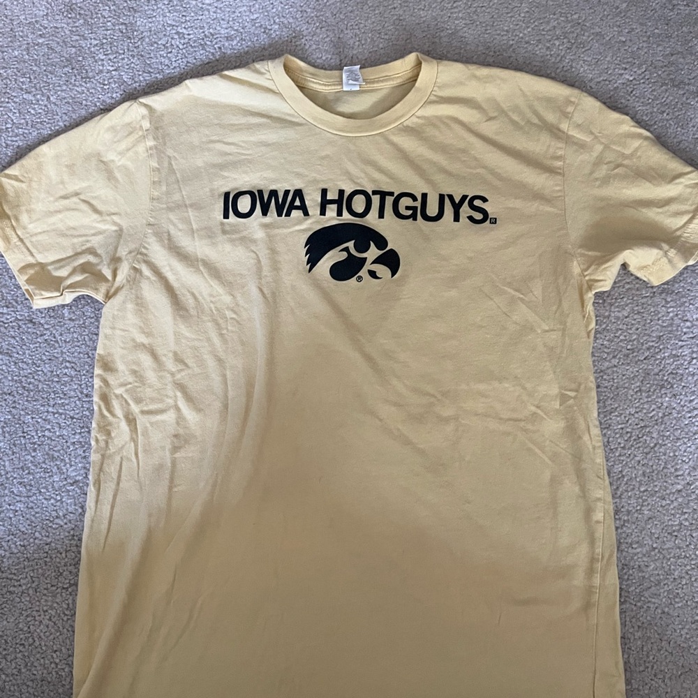MEDIUM IOWA HAWKEYES (hot guys) Soft Yellow Tee